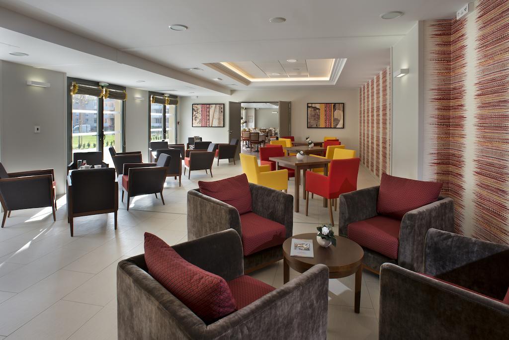 Domitys Les Cigales Du Luberon Aparthotel Cavaillon Exterior photo